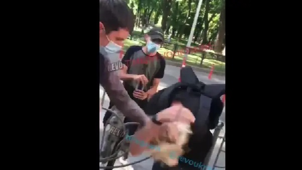 "Ты сейчас ходить не сможешь". После своей акции нацики из "Нацкорпуса" избили журналиста. Видео 18+