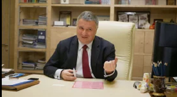 Торги Авакова: На каких условиях министр МВД заинтересует нового президента Зеленского?
