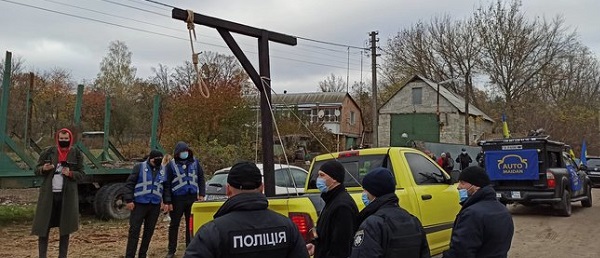 «Тупицкий, вали в Ростов!»: активисты привезли виселицу под дом Тупицкого. Видео и фоторепортаж