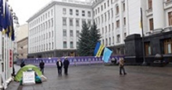 Теперь "майданить" можно только на коньках!))) У входа в Офиса президента устанавливают каток