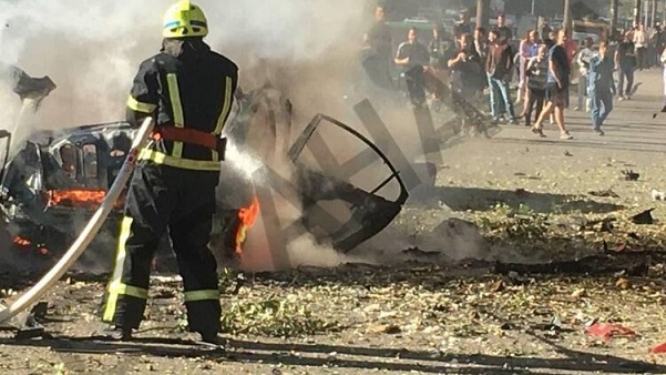 В Днепре взорвался автомобиль: два человека погибли. Машину и пострадавших при взрыве разорвало в клочья