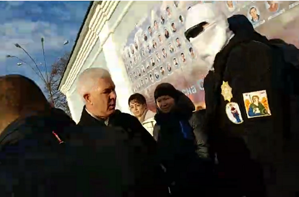 В Киеве на Михайловской площади прошло вече "Белой Балаклавы" за смену власти в стране. ВИДЕО