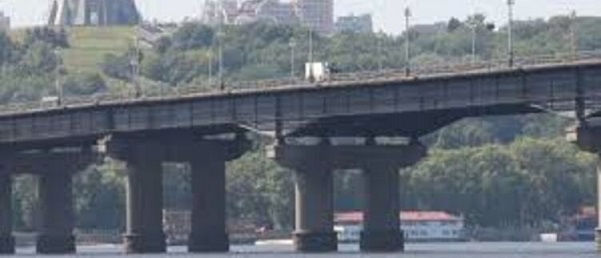 В Киеве парень на спор прыгнул с моста Патона и выжил
