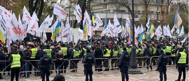 В Киеве под Радой митингуют ФОПы и "евробляхеры"