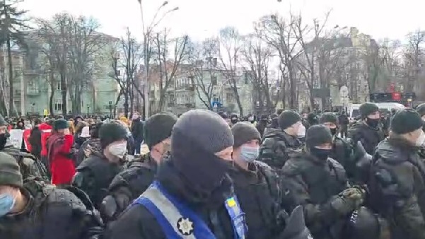 В Киеве прошел марш женщин за гендерное равенство. Ультраправые бросались тюльпанами. Как это было
