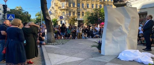 В Киеве открыли памятник в честь убитого журналиста. Фото