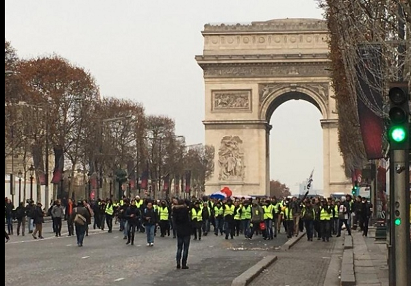 В Париже "желтые жилеты" возобновили протесты, полиция задержала 25 человек