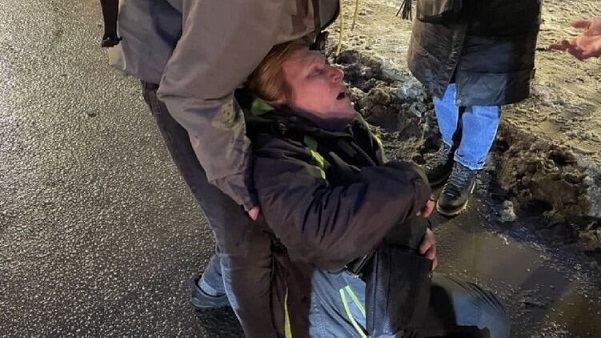 В Петербурге на акции за Навального силовик ударил женщину ногой в живот. Полиция извинилась. ВИДЕО