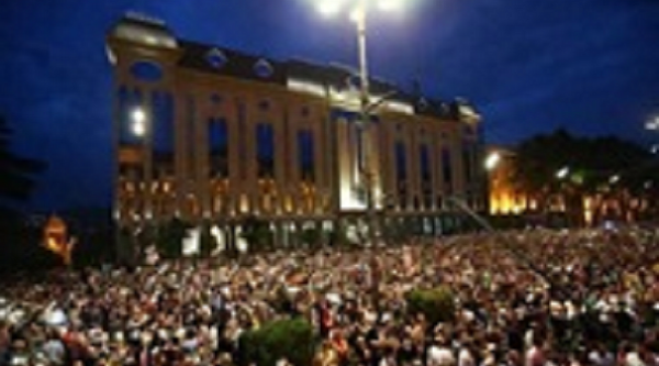 В Тбилиси протестующие штурмом взяли парламент