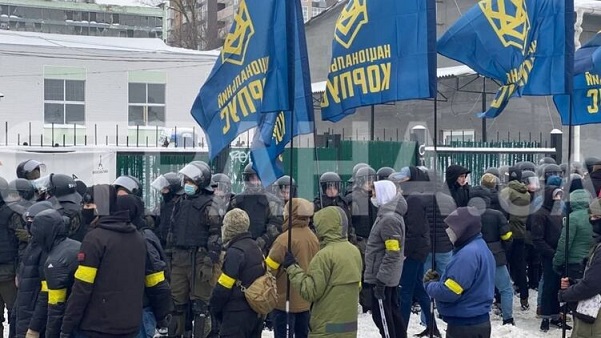 В центре Киева "Нацкорпус" пытается заблокировать "Патриотов за жизнь". Те зовут нацистов на поединок