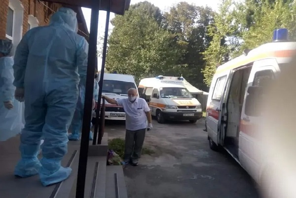 В Украине настал коллапс: скорые с больными COVID-19 выстраиваются в очереди. Видео и фото