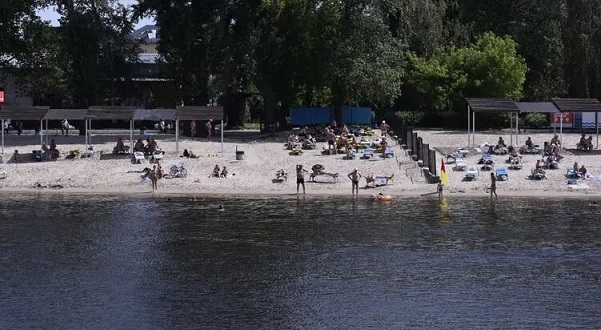 Власти Киева не рекомендуют купаться в Днепре