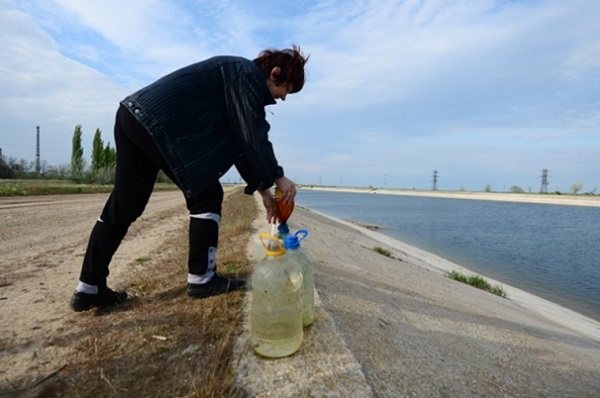 Почему они все время врут? Вода в Крым, куры и Паниковский. Зачем ЗЕ-команда косит под д@рачков