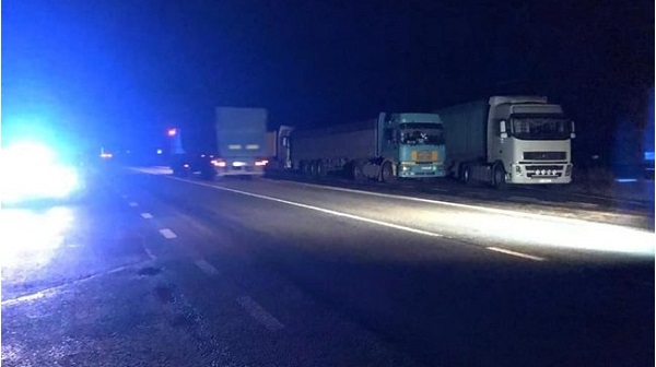 Водители сотни грузовиков саботируют взвешивание и заблокировали движение на трассе под Николаевом
