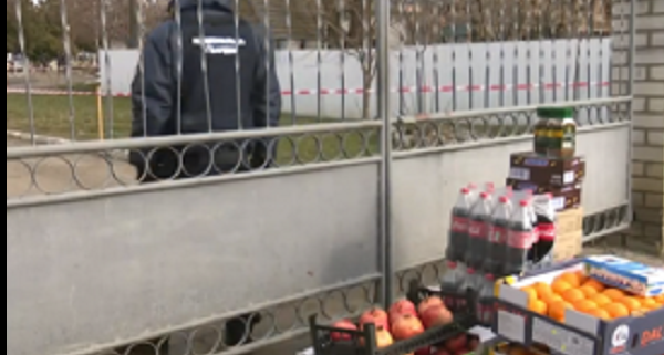 Эвакуированным из Китая волонтеры Красного Креста привезли еду и успокаивают местных жителей