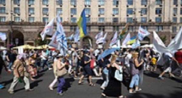 Возле киевской мэрии собрались сотни протестующих
