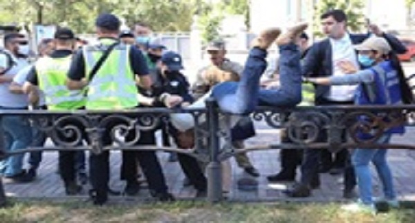 Возле Рады активисты подрались с полицией. ВИДЕО