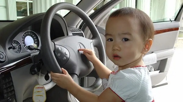 Врачи и телеведущий Евгений Комаровский рассказал, нужно ли учить детей вождению автомобиля. Видео