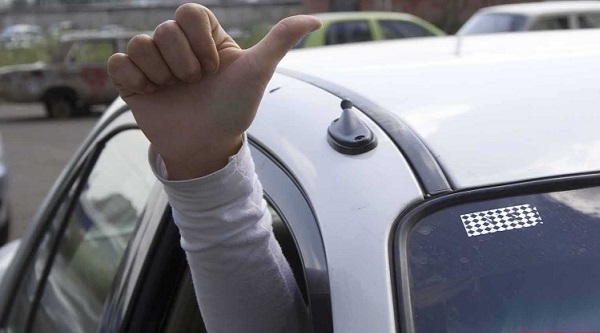 Все под Богом ездим: условные жесты и знаки опытных автомобилистов на дороге, как вам поможет мигание фар