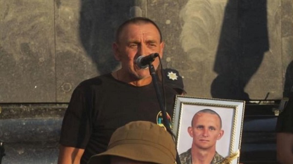 «Я проклинаю тебя и все кодло вокруг тебя»: отец погибшего украинского воина — президенту Зеленскому. Видео
