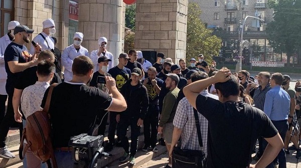 ЗЕ-нацизм! Журналисты КРТ вышли протестовать под стены Нацсовета по ТВ. На них напал Нацкорпус. Фото и видео