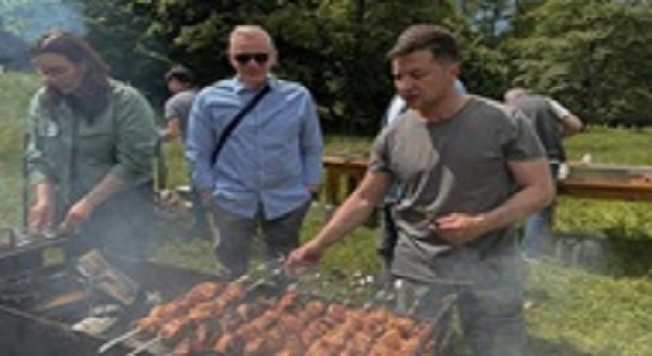 Зеленский устроил пикник для "придворных" журналистов