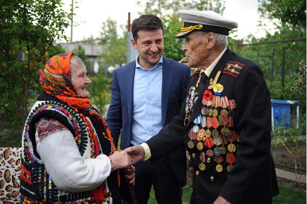 Президент Зеленский в День примирения 8 мая сделал фото с ветераном ВОВ и связной УПА