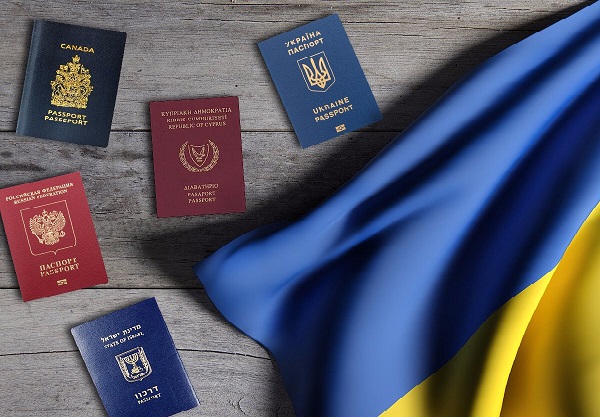Зеленский ввел в действие решение СНБО о двойном гражданстве: что запретят украинцам с двумя паспортами